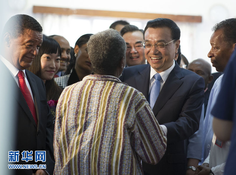 5月6日，中國國務院總理李克強與埃塞俄比亞總統(tǒng)穆拉圖一同來到亞的斯亞貝巴阿勒塔醫(yī)院，看望受益于中國免費白內(nèi)障手術&ldquo;光明行&rdquo;活動的埃塞俄比亞患者。新華社記者 謝環(huán)馳 攝 