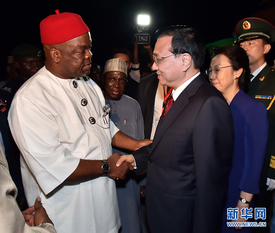     5月6日，應(yīng)尼日利亞總統(tǒng)喬納森邀請(qǐng)，國(guó)務(wù)院總理李克強(qiáng)乘專機(jī)抵達(dá)阿布賈國(guó)際機(jī)場(chǎng)，開始對(duì)尼日利亞進(jìn)行正式訪問。李克強(qiáng)總理夫人程虹同機(jī)抵達(dá)。新華社記者 李濤 攝 