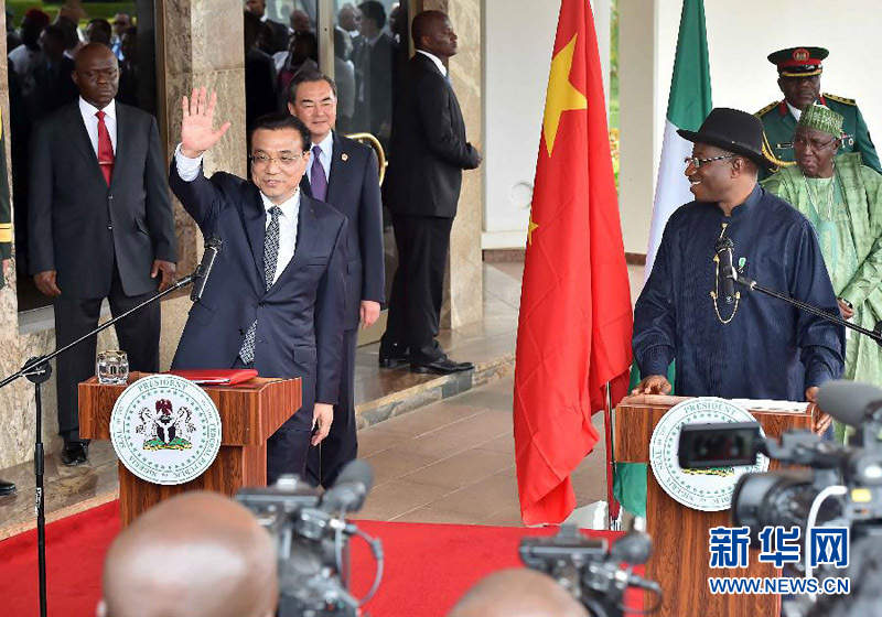 5月7日，中國(guó)國(guó)務(wù)院總理李克強(qiáng)在阿布賈與尼日利亞總統(tǒng)喬納森會(huì)談后共同會(huì)見(jiàn)記者，并回答記者提問(wèn)。 新華社記者李濤攝 