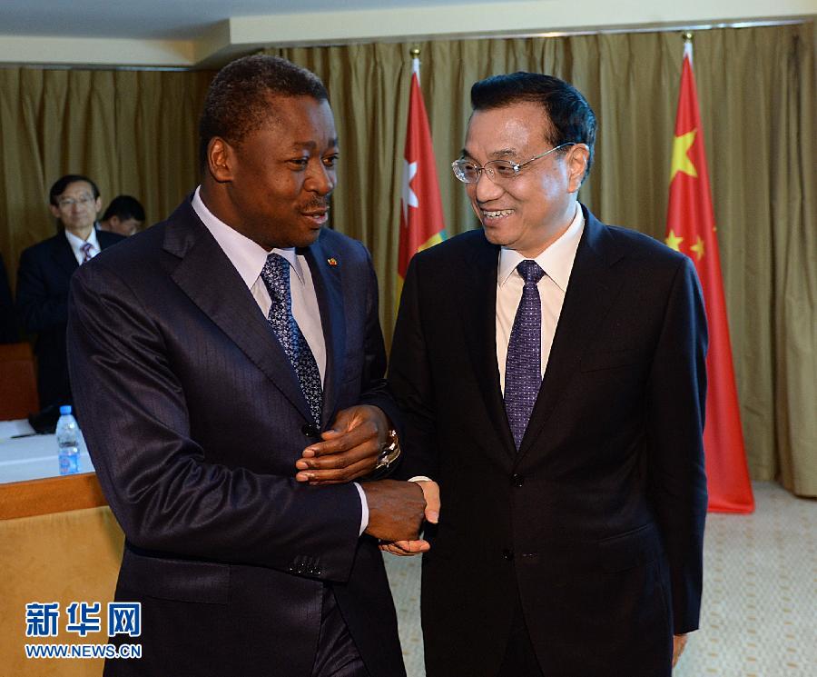 5月7日，正在尼日利亞訪問的中國國務(wù)院總理李克強在阿布賈會見出席第24屆世界經(jīng)濟論壇非洲峰會全會的多哥總統(tǒng)福雷。 新華社記者 李濤 攝 