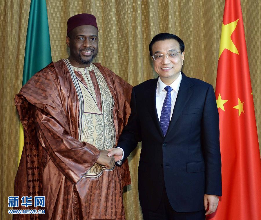 5月7日，正在尼日利亞訪問的國務(wù)院總理李克強在阿布賈會見出席第24屆世界經(jīng)濟論壇非洲峰會全會的馬里總理馬拉。 新華社記者 李濤 攝 