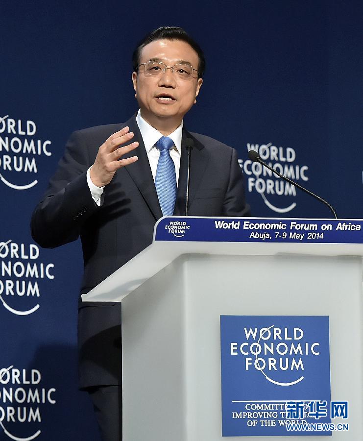 5月8日，國務(wù)院總理李克強(qiáng)在阿布賈出席第24屆世界經(jīng)濟(jì)論壇非洲峰會全會，發(fā)表題為《共同推動非洲發(fā)展邁上新臺階》的特別致辭。 新華社記者李濤 攝 