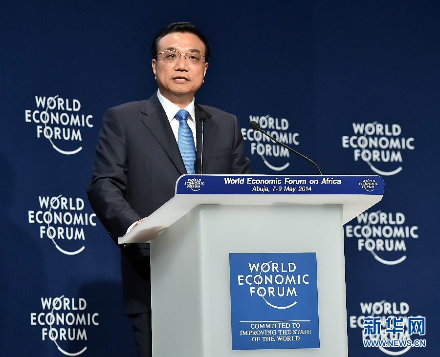 5月8日，中國國務(wù)院總理李克強(qiáng)在阿布賈出席第24屆世界經(jīng)濟(jì)論壇非洲峰會全會，發(fā)表題為《共同推動非洲發(fā)展邁上新臺階》的特別致辭。新華社記者 李濤 攝 