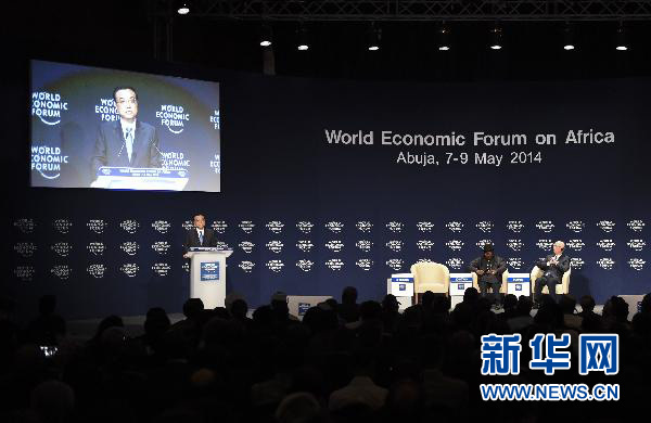 5月8日，中國國務(wù)院總理李克強(qiáng)在阿布賈出席第24屆世界經(jīng)濟(jì)論壇非洲峰會全會，發(fā)表題為《共同推動非洲發(fā)展邁上新臺階》的特別致辭。新華社記者 李學(xué)仁 攝 