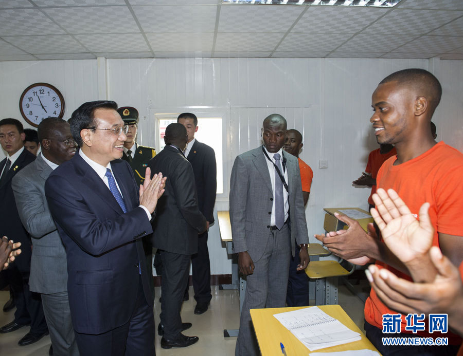 這是李克強在學(xué)校教室內(nèi)同正在上課的學(xué)生互動交流。新華社記者王曄攝