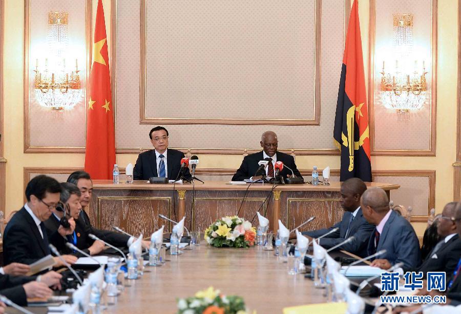5月9日，中國(guó)國(guó)務(wù)院總理李克強(qiáng)在安哥拉總統(tǒng)府同安總統(tǒng)多斯桑托斯舉行會(huì)談。 新華社記者李濤攝