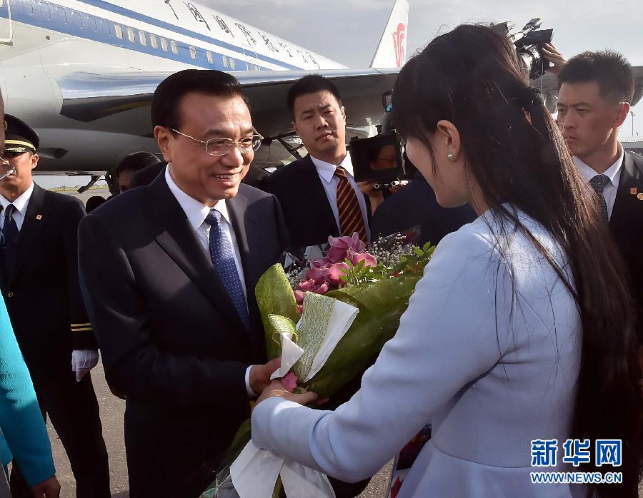 5月8日，應(yīng)安哥拉總統(tǒng)多斯桑托斯邀請，中國國務(wù)院總理李克強(qiáng)乘專機(jī)抵達(dá)羅安達(dá)二月四日國際機(jī)場，開始對安哥拉進(jìn)行正式訪問。 新華社記者李濤 攝 