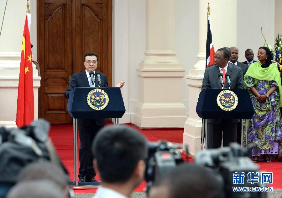 5月10日，中國國務(wù)院總理李克強在肯尼亞國家宮與肯總統(tǒng)肯雅塔舉行會談后共同會見記者。 新華社記者 李濤 攝 