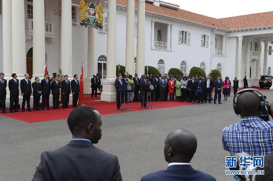  5月10日，中國國務(wù)院總理李克強在肯尼亞國家宮與肯總統(tǒng)肯雅塔舉行會談后共同會見記者。 新華社記者 李學(xué)仁 攝 