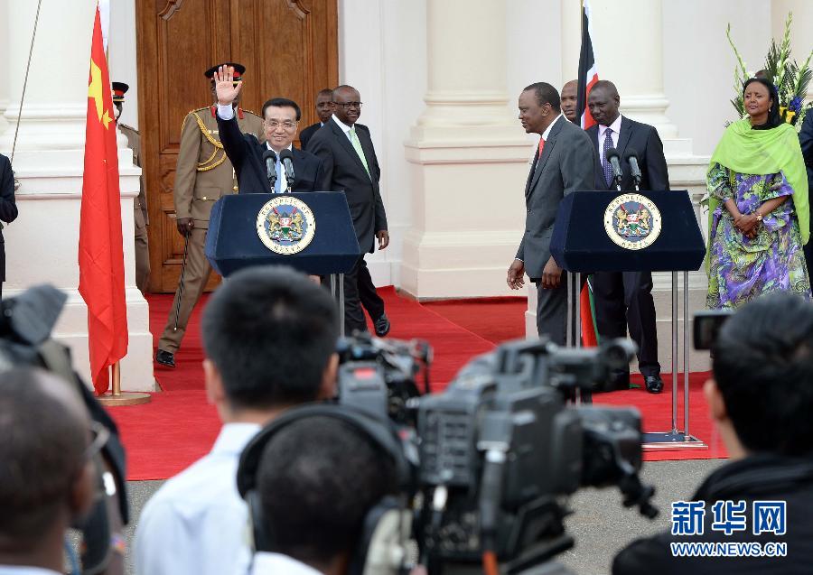 5月10日，中國國務(wù)院總理李克強在肯尼亞國家宮與肯總統(tǒng)肯雅塔舉行會談后共同會見記者。 新華社記者 李濤 攝 