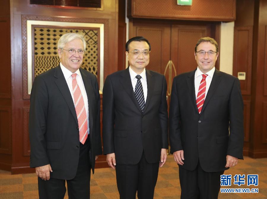 5月10日，國務(wù)院總理李克強在內(nèi)羅畢會見聯(lián)合國環(huán)境規(guī)劃署執(zhí)行主任施泰納（右）和聯(lián)合國人居署執(zhí)行主任克洛斯。 新華社記者 丁林 攝 