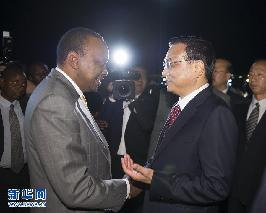 5月9日，應(yīng)肯尼亞總統(tǒng)肯雅塔邀請，中國國務(wù)院總理李克強(qiáng)乘專機(jī)抵達(dá)內(nèi)羅畢肯雅塔國際機(jī)場，開始對肯尼亞進(jìn)行正式訪問。李克強(qiáng)總理夫人程虹同機(jī)抵達(dá)?？夏醽喛偨y(tǒng)肯雅塔和副總統(tǒng)魯托率肯政府高級官員到機(jī)場迎接。新華社記者 謝環(huán)馳 攝 