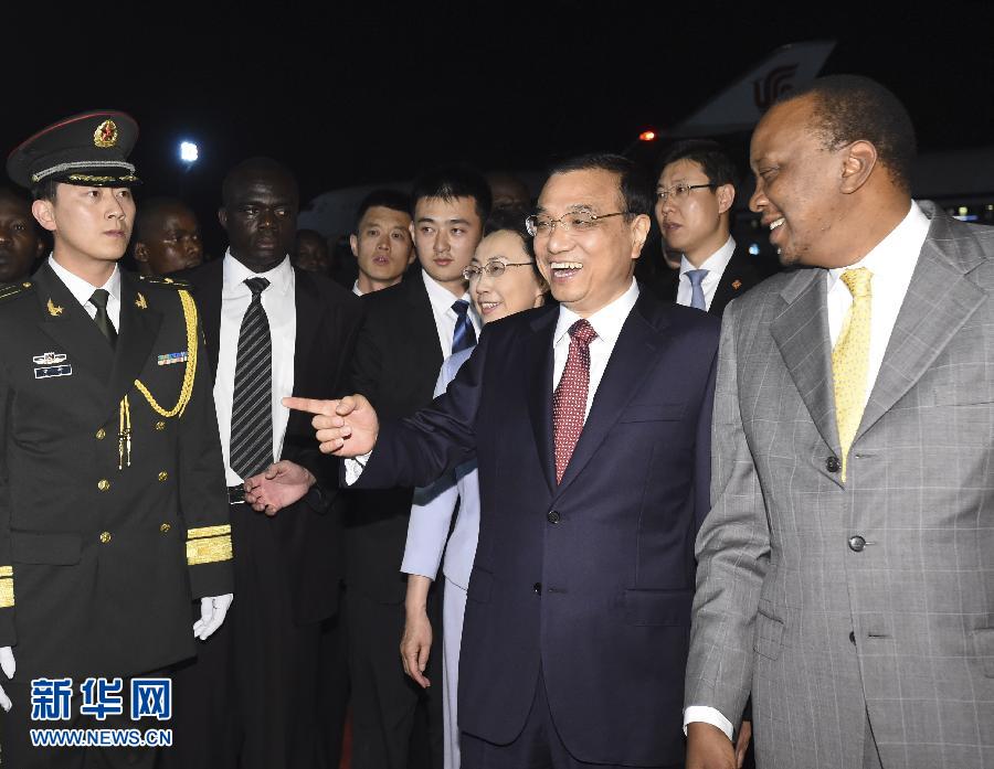 5月9日，應(yīng)肯尼亞總統(tǒng)肯雅塔邀請，中國國務(wù)院總理李克強(qiáng)乘專機(jī)抵達(dá)內(nèi)羅畢肯雅塔國際機(jī)場，開始對肯尼亞進(jìn)行正式訪問。李克強(qiáng)總理夫人程虹同機(jī)抵達(dá)?？夏醽喛偨y(tǒng)肯雅塔和副總統(tǒng)魯托率肯政府高級官員到機(jī)場迎接。新華社記者 李學(xué)仁 攝 