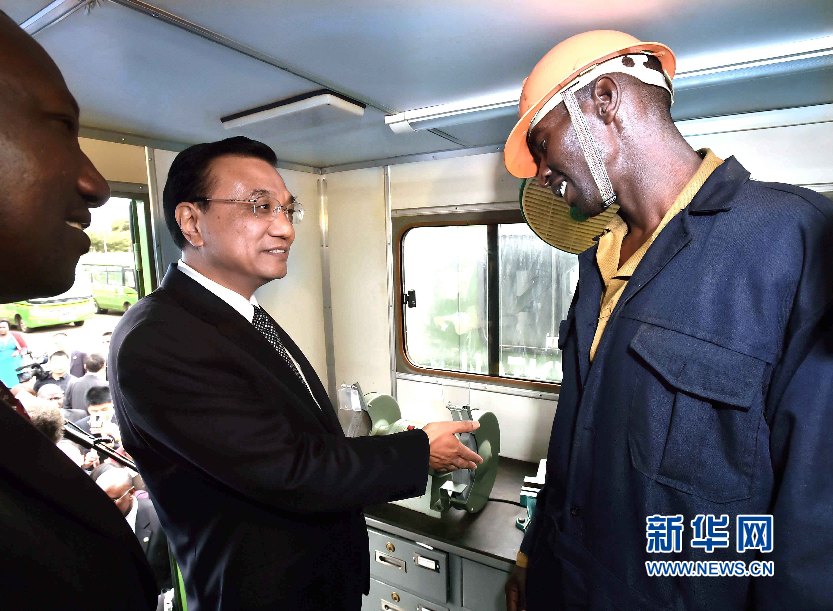 5月11日，國務(wù)院總理李克強(qiáng)參觀肯尼亞國家青年服務(wù)隊(duì)。這是李克強(qiáng)與服務(wù)隊(duì)隊(duì)員親切交談。 新華社記者 李濤 攝