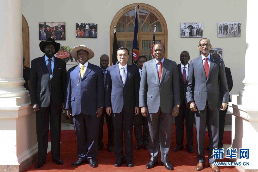 這是李克強在簽字儀式后參加集體合影。新華社記者李學仁攝