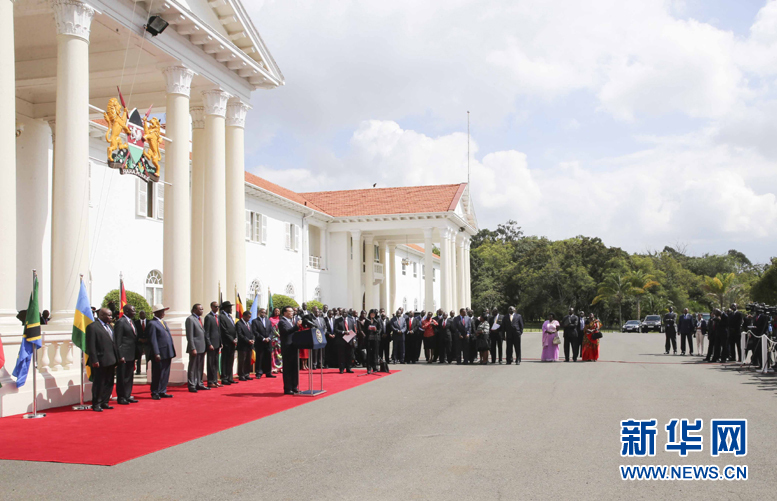 5月11日，中國國務(wù)院總理李克強(qiáng)在內(nèi)羅畢國家宮與肯尼亞總統(tǒng)肯雅塔共同會見記者，介紹中非合作建設(shè)肯尼亞蒙巴薩－內(nèi)羅畢鐵路情況。烏干達(dá)總統(tǒng)穆塞韋尼、盧旺達(dá)總統(tǒng)卡加梅、南蘇丹總統(tǒng)基爾等東非地區(qū)國家領(lǐng)導(dǎo)人參加。新華社記者丁林?jǐn)z