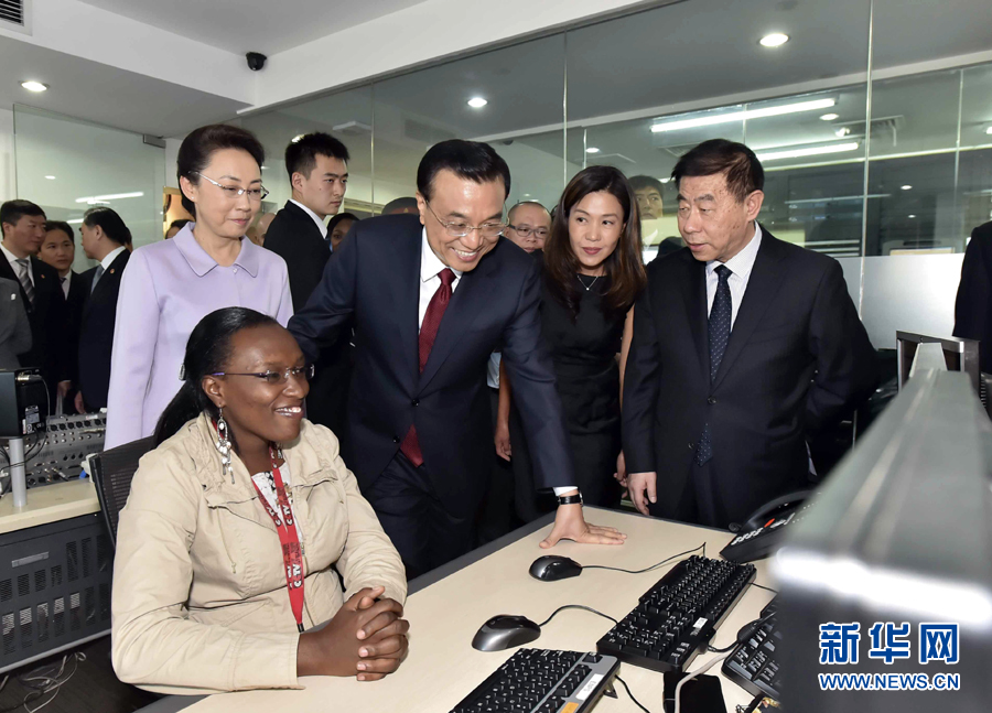 5月11日，中國(guó)國(guó)務(wù)院總理李克強(qiáng)在肯尼亞首都內(nèi)羅畢看望并慰問中央電視臺(tái)非洲分臺(tái)員工。 新華社記者 李濤 攝 