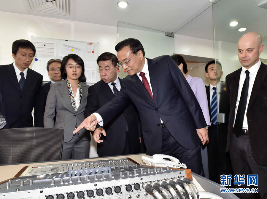 5月11日，中國(guó)國(guó)務(wù)院總理李克強(qiáng)在肯尼亞首都內(nèi)羅畢看望并慰問中央電視臺(tái)非洲分臺(tái)員工。 新華社記者 李濤 攝 