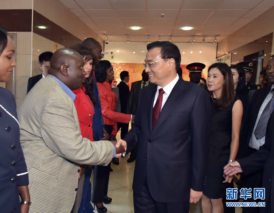 5月11日，中國(guó)國(guó)務(wù)院總理李克強(qiáng)在肯尼亞首都內(nèi)羅畢看望并慰問中央電視臺(tái)非洲分臺(tái)員工。 新華社記者 李濤 攝 