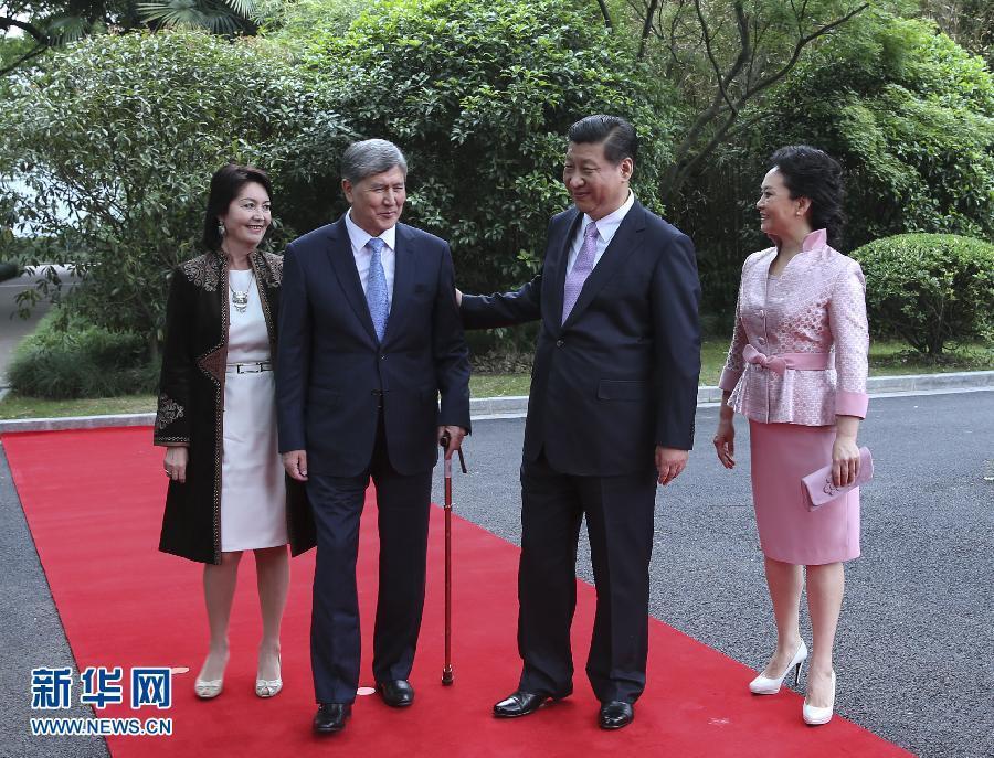 會(huì)談前，習(xí)近平在上海西郊會(huì)議中心廣場為阿坦巴耶夫舉行歡迎儀式。新華社記者 蘭紅光 攝 