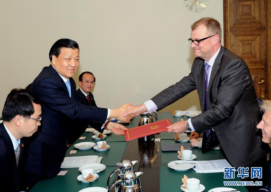 6月12日，中共中央政治局常委、中央書記處書記劉云山在赫爾辛基會見芬蘭中間黨主席西皮萊。 新華社記者饒愛民攝