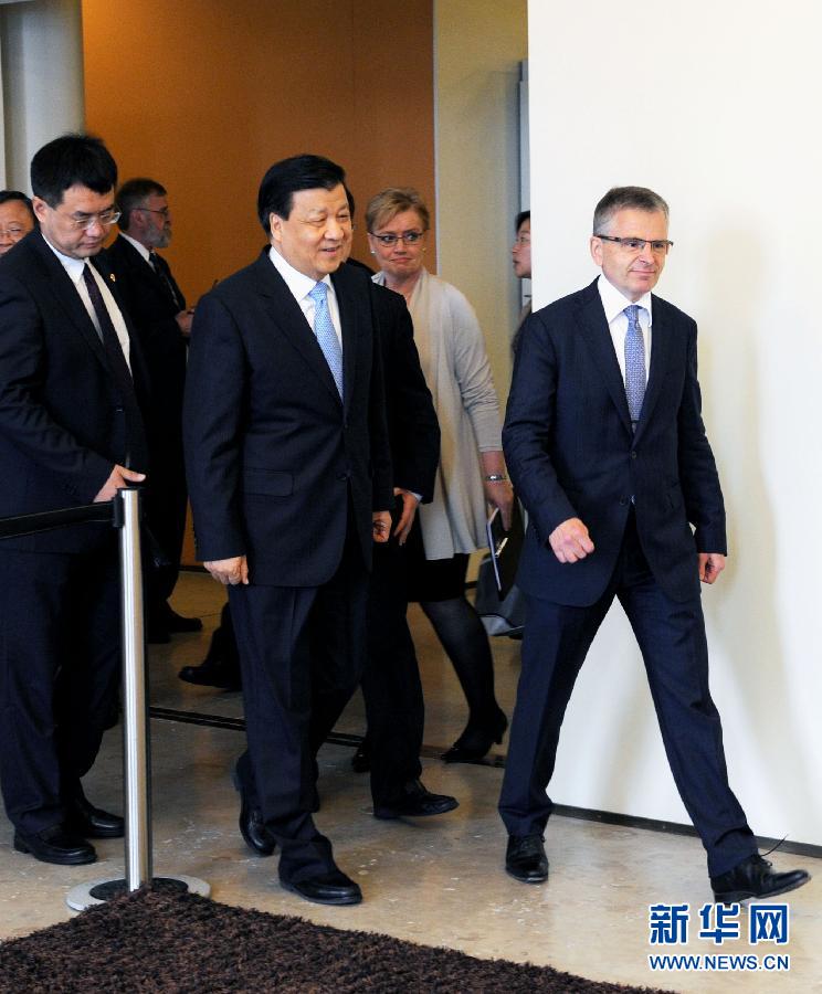 6月13日，中共中央政治局常委、中央書記處書記劉云山在赫爾辛基與赫爾辛基市長帕尤寧共同出席中芬有關(guān)文化藝術(shù)合作及交流活動的諒解備忘錄簽字儀式。新華社記者饒愛民攝