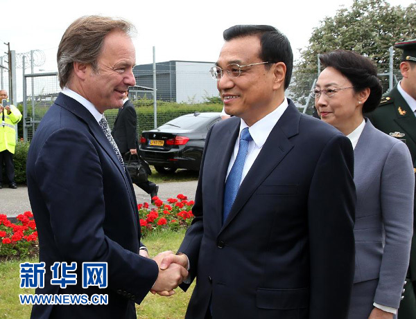 6月16日，應(yīng)英國(guó)首相卡梅倫邀請(qǐng)，國(guó)務(wù)院總理李克強(qiáng)乘專機(jī)抵達(dá)倫敦希思羅機(jī)場(chǎng)，開始對(duì)英國(guó)進(jìn)行正式訪問。李克強(qiáng)總理夫人程虹同機(jī)抵達(dá)。這是英國(guó)政府高級(jí)官員到機(jī)場(chǎng)迎接李克強(qiáng)總理和夫人。新華社記者 龐興雷 攝