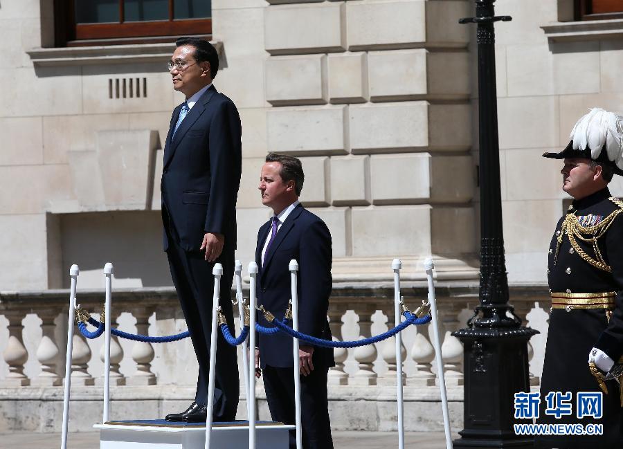 6月17日，中國(guó)國(guó)務(wù)院總理李克強(qiáng)在倫敦唐寧街10號(hào)首相府同英國(guó)首相卡梅倫舉行中英總理年度會(huì)晤。這是會(huì)晤前，卡梅倫為李克強(qiáng)舉行隆重的歡迎儀式。新華社記者 龐興雷 攝 