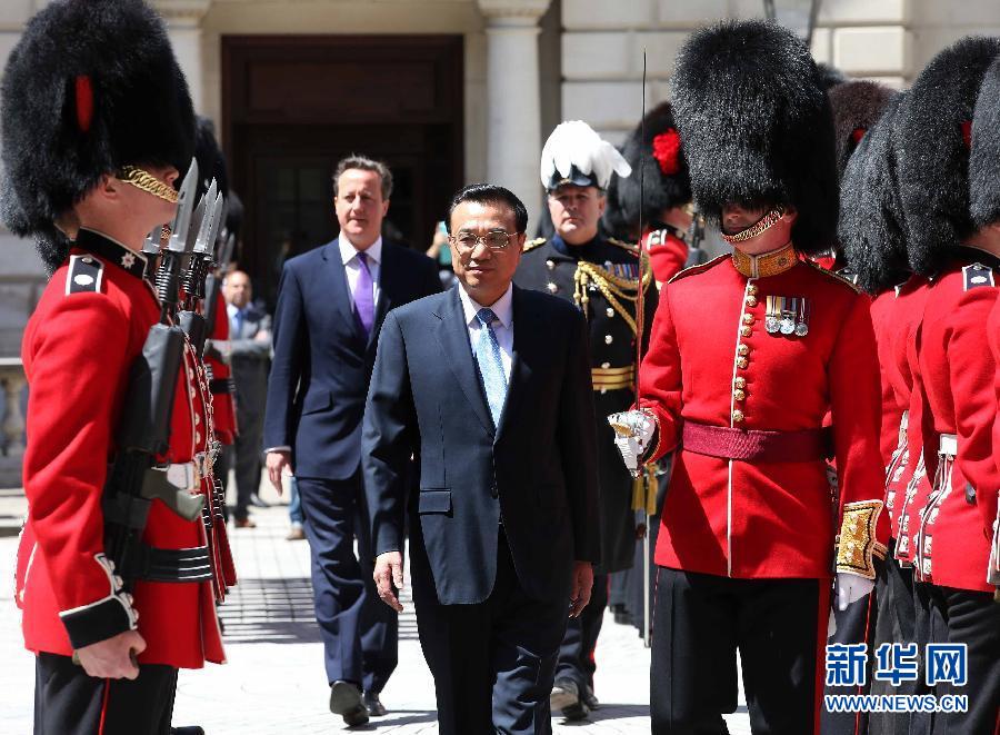 6月17日，中國(guó)國(guó)務(wù)院總理李克強(qiáng)在倫敦唐寧街10號(hào)首相府同英國(guó)首相卡梅倫舉行中英總理年度會(huì)晤。這是會(huì)晤前，卡梅倫為李克強(qiáng)舉行隆重的歡迎儀式。新華社記者 龐興雷 攝  