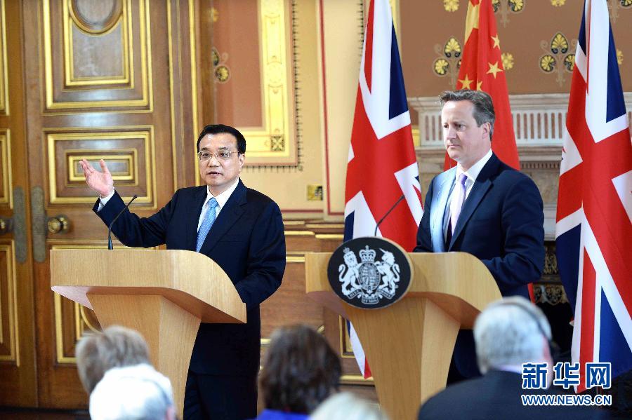 6月17日，中國國務(wù)院總理李克強(qiáng)同英國首相卡梅倫在倫敦舉行中英總理年度會晤后共同會見記者。新華社記者 李濤 攝  