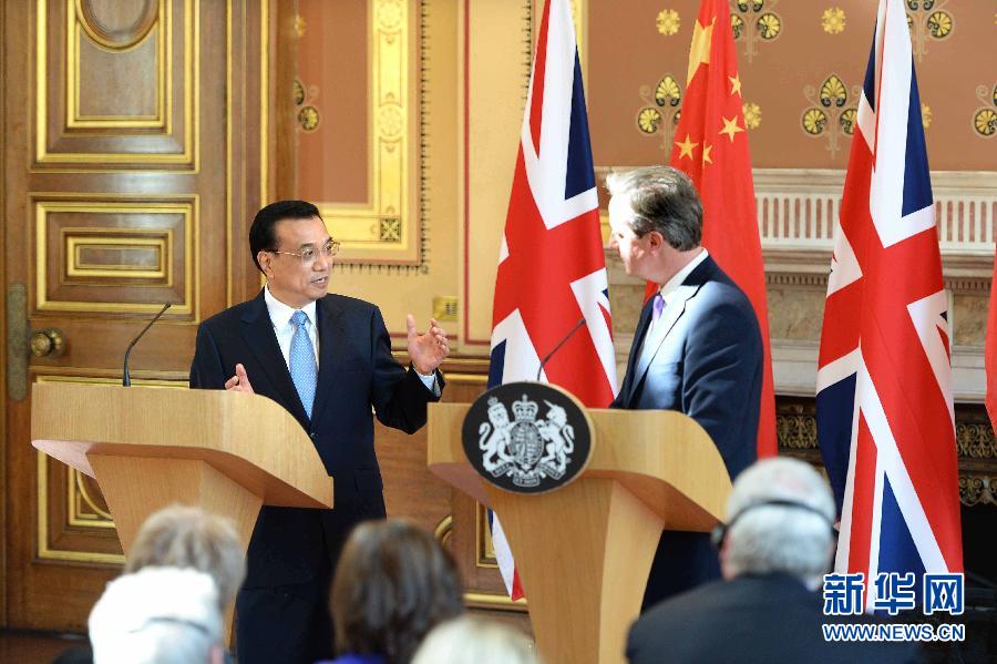 6月17日，中國國務(wù)院總理李克強(qiáng)同英國首相卡梅倫在倫敦舉行中英總理年度會晤后共同會見記者。新華社記者 李濤 攝
