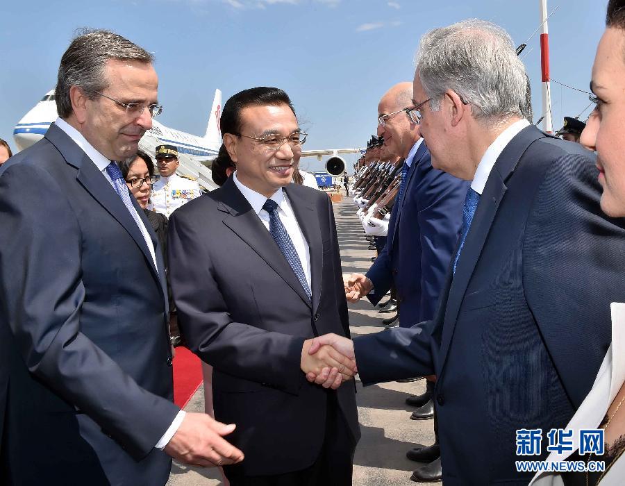 6月19日，國務(wù)院總理李克強(qiáng)乘專機(jī)抵達(dá)雅典國際機(jī)場(chǎng)，開始對(duì)希臘進(jìn)行正式訪問。希臘總理薩馬拉斯在機(jī)場(chǎng)為李克強(qiáng)舉行隆重的歡迎儀式。新華社記者 李濤 攝