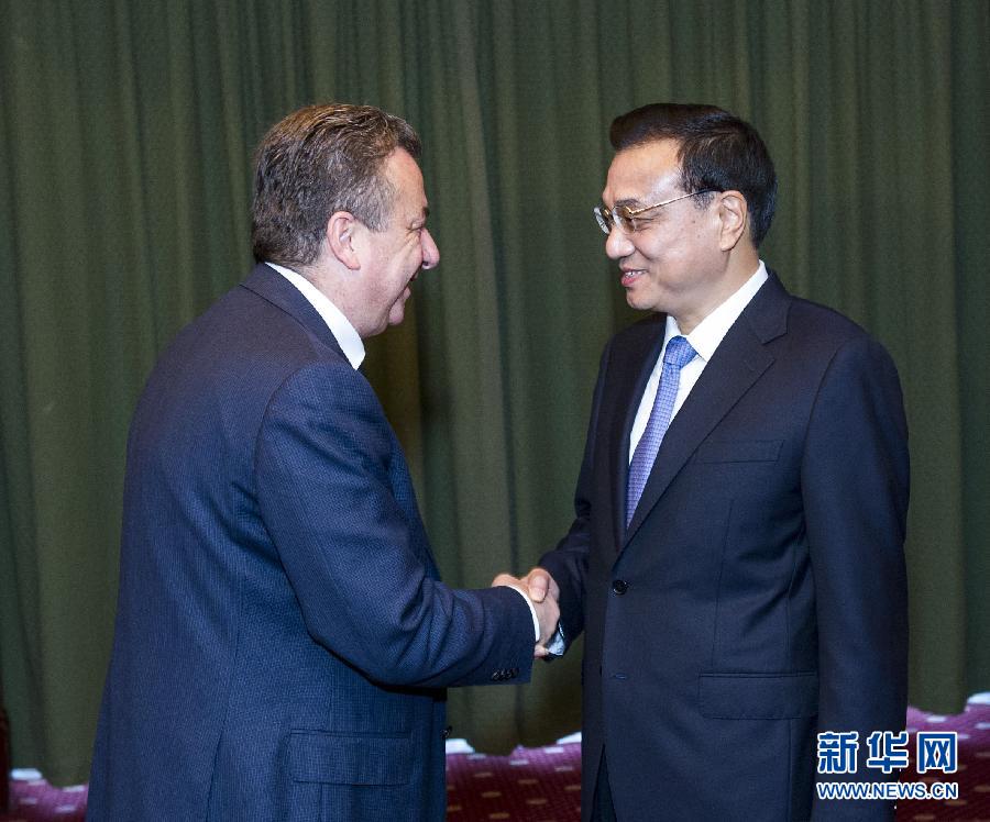 6月21日，國務(wù)院總理李克強(qiáng)在希臘克里特省首府伊拉克利翁會見省長阿爾納烏塔基斯。 新華社記者 王曄 攝 