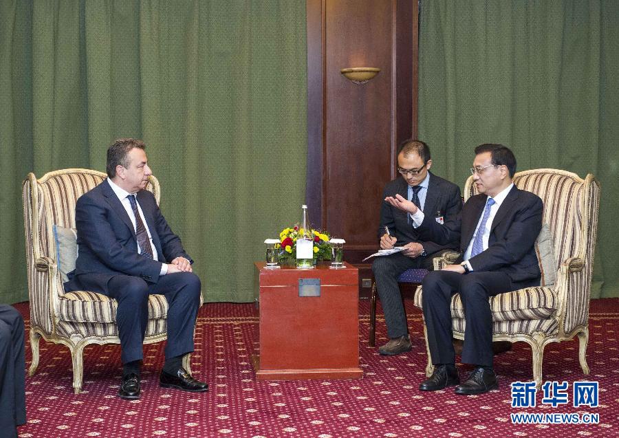 6月21日，國務(wù)院總理李克強(qiáng)在希臘克里特省首府伊拉克利翁會見省長阿爾納烏塔基斯。 新華社記者 王曄 攝