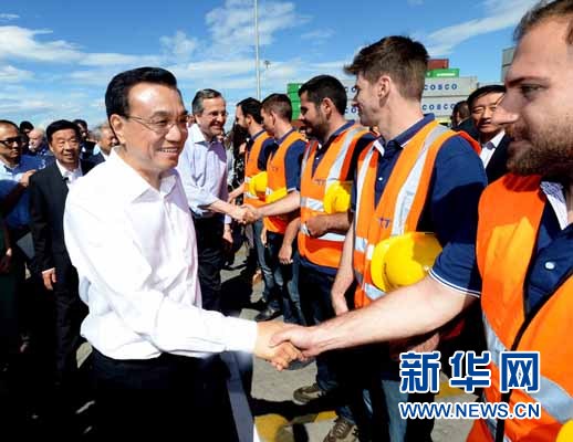 6月20日，國務(wù)院總理李克強與希臘總理薩馬拉斯共同考察中國遠洋運輸集團比雷埃夫斯集裝箱碼頭。這是李克強和薩馬拉斯來到3號碼頭，同碼頭工人親切交流。新華社記者 李濤 攝 