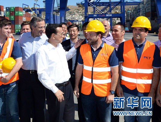 6月20日，國務(wù)院總理李克強與希臘總理薩馬拉斯共同考察中國遠洋運輸集團比雷埃夫斯集裝箱碼頭。這是李克強和薩馬拉斯來到3號碼頭，同碼頭工人親切交流。新華社記者 李濤 攝