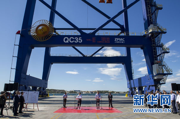 這是李克強和薩馬拉斯在3號碼頭發(fā)表講話。新華社記者 王曄 攝