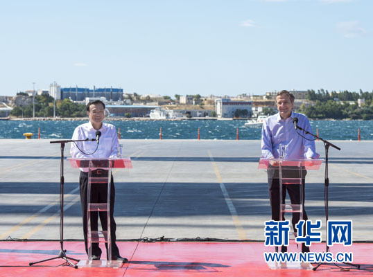 這是李克強和薩馬拉斯在3號碼頭發(fā)表講話。新華社記者 王曄 攝