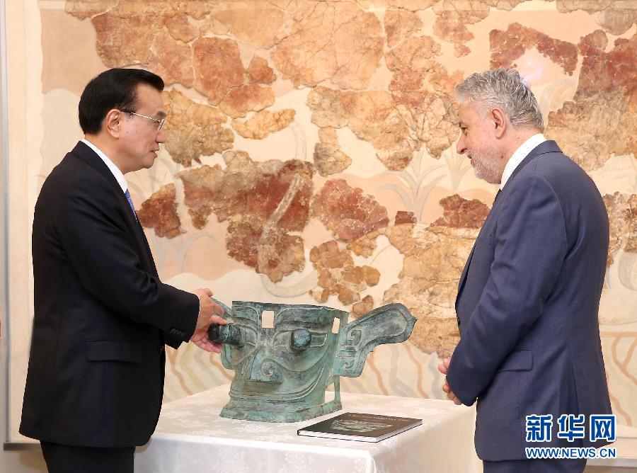 6月21日，國(guó)務(wù)院總理李克強(qiáng)與希臘總理薩馬拉斯共同出席希臘伊拉克利翁博物館新館開(kāi)館儀式并發(fā)表講話(huà)。這是李克強(qiáng)向伊拉克利翁博物館贈(zèng)送三星堆出土文物復(fù)制品。新華社記者 龐興雷 攝 