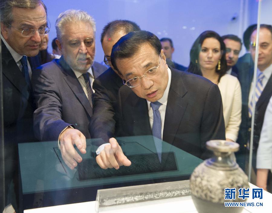  6月21日，國(guó)務(wù)院總理李克強(qiáng)與希臘總理薩馬拉斯共同出席希臘伊拉克利翁博物館新館開(kāi)館儀式并發(fā)表講話(huà)。這是李克強(qiáng)在參觀博物館展品。新華社記者 黃敬文 攝 