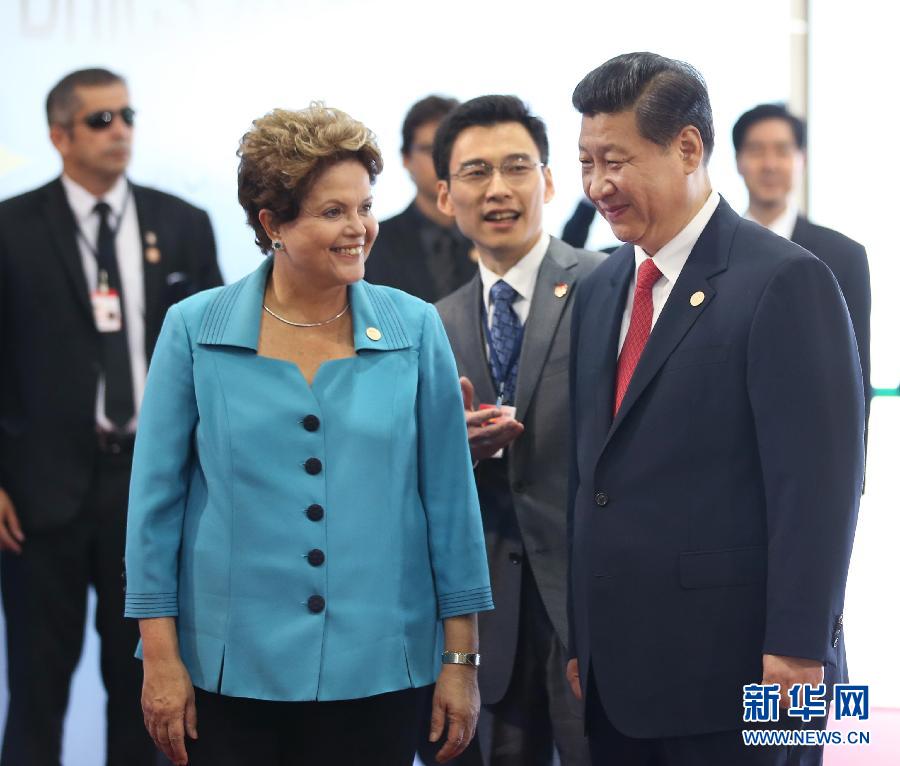 7月15日，國(guó)家主席習(xí)近平在巴西福塔萊薩出席金磚國(guó)家領(lǐng)導(dǎo)人第六次會(huì)晤。這是巴西總統(tǒng)羅塞夫迎接習(xí)近平主席。 新華社記者 蘭紅光 攝 