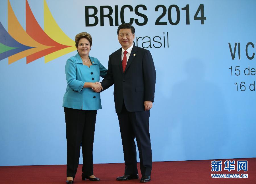 7月15日，國(guó)家主席習(xí)近平在巴西福塔萊薩出席金磚國(guó)家領(lǐng)導(dǎo)人第六次會(huì)晤。這是巴西總統(tǒng)羅塞夫迎接習(xí)近平主席。 新華社記者 蘭紅光 攝 