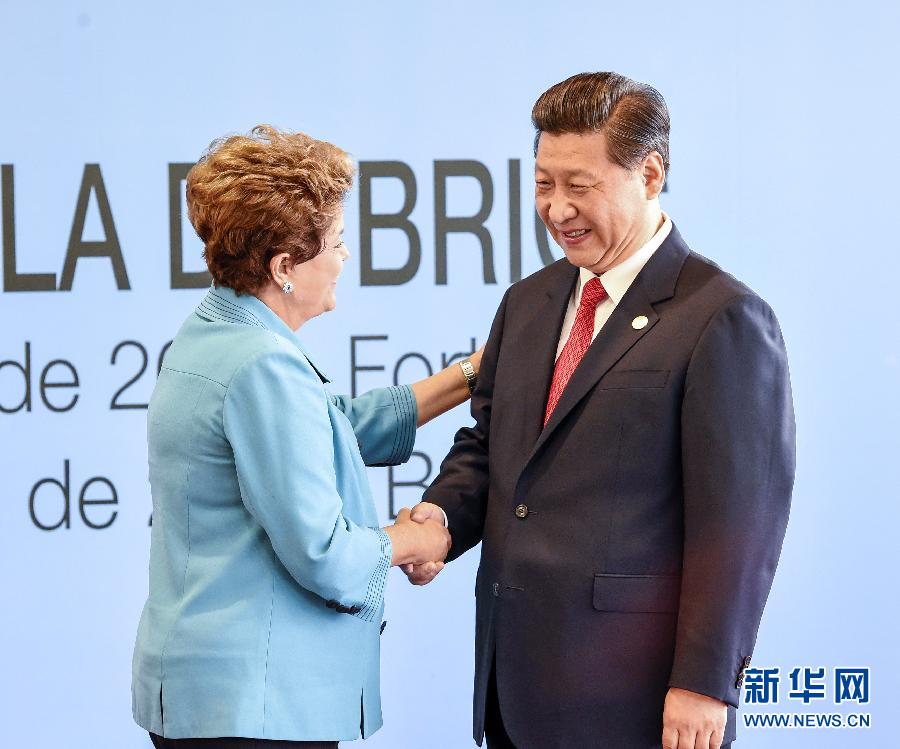 7月15日，國(guó)家主席習(xí)近平在巴西福塔萊薩出席金磚國(guó)家領(lǐng)導(dǎo)人第六次會(huì)晤。這是巴西總統(tǒng)羅塞夫迎接習(xí)近平主席。 新華社記者 李學(xué)仁 攝  