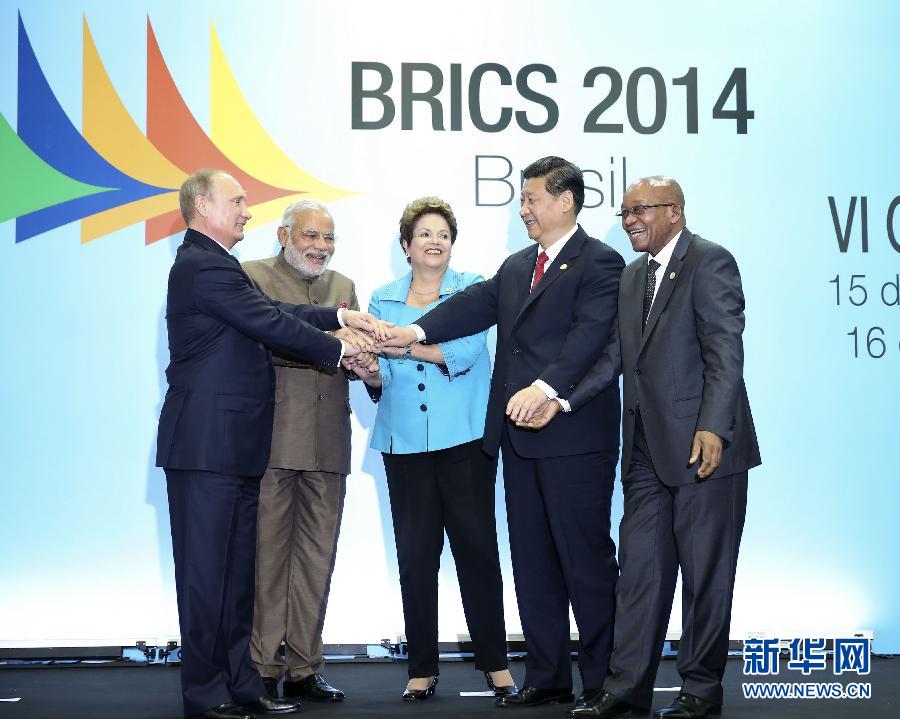 7月15日，國(guó)家主席習(xí)近平在巴西福塔萊薩出席金磚國(guó)家領(lǐng)導(dǎo)人第六次會(huì)晤。這是金磚國(guó)家領(lǐng)導(dǎo)人集體合影。 新華社記者蘭紅光攝 