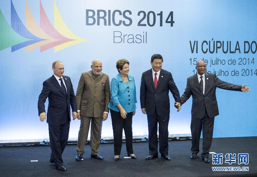 7月15日，國(guó)家主席習(xí)近平在巴西福塔萊薩出席金磚國(guó)家領(lǐng)導(dǎo)人第六次會(huì)晤。這是金磚國(guó)家領(lǐng)導(dǎo)人集體合影。 新華社記者王曄攝  