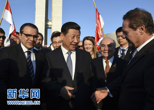 7月16日，國家主席習近平在巴西利亞會見巴西參議長卡列羅斯（前右）和眾議長阿爾維斯（前左）。 新華社記者 李學仁 攝 