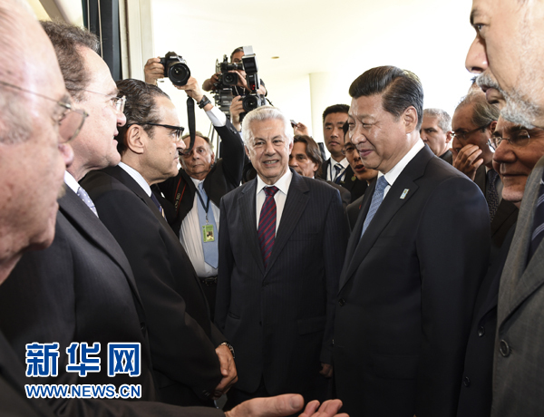 7月16日，國家主席習近平在巴西利亞會見巴西參議長卡列羅斯和眾議長阿爾維斯。這是兩院議長迎接習近平主席，并介紹議員代表。 新華社記者李學仁 攝 