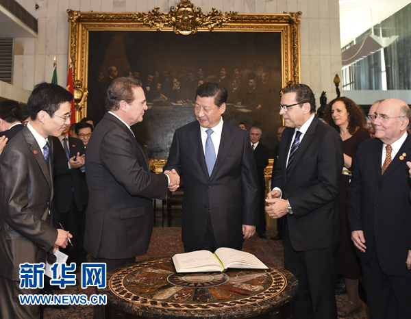 7月16日，國家主席習近平在巴西利亞會見巴西參議長卡列羅斯（前排左二）和眾議長阿爾維斯（前排右二）。 新華社記者 李學仁 攝 