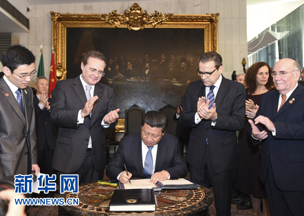 7月16日，國家主席習近平在巴西利亞會見巴西參議長卡列羅斯（前排左二）和眾議長阿爾維斯（前排右二）。這是習近平應邀為參眾兩院題詞。新華社記者 李學仁 攝 