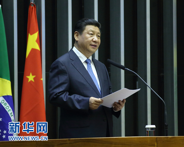 7月16日，國家主席習近平在巴西國會發(fā)表《弘揚傳統(tǒng)友好共譜合作新篇》的演講。 新華社記者 蘭紅光 攝 